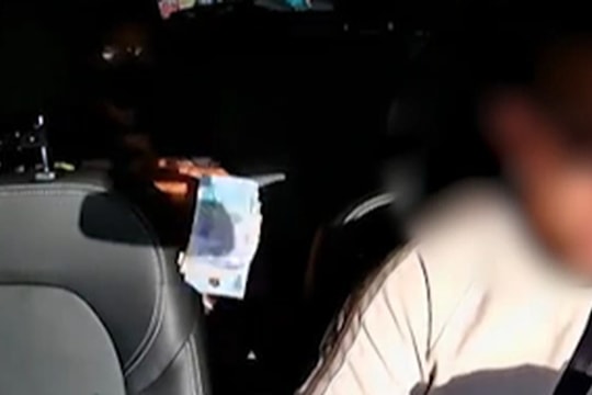 Nam tài xế sững người khi bị khách ném trả tiền xe