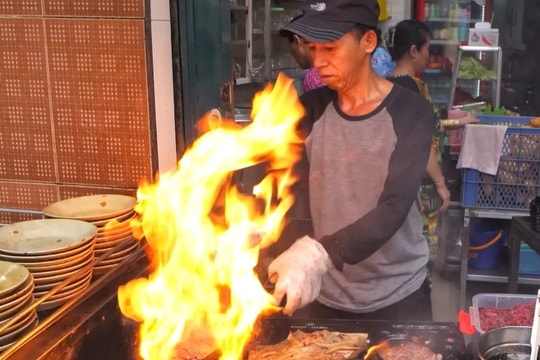 Món "bốc lửa" ở TPHCM khiến khách Tây trầm trồ, gọi là bữa sáng tuyệt vời