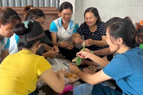 Chủ quán nấu 2 tạ xôi cứu trợ người dân Thái Nguyên bị ngập lụt