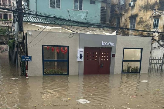 Những quán cà phê Hà Nội liên tiếp bị bão 'hành'