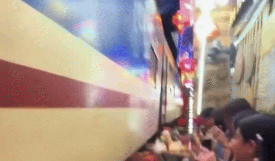 Tàu hỏa đâm văng bàn ghế ở phố đường tàu Hà Nội