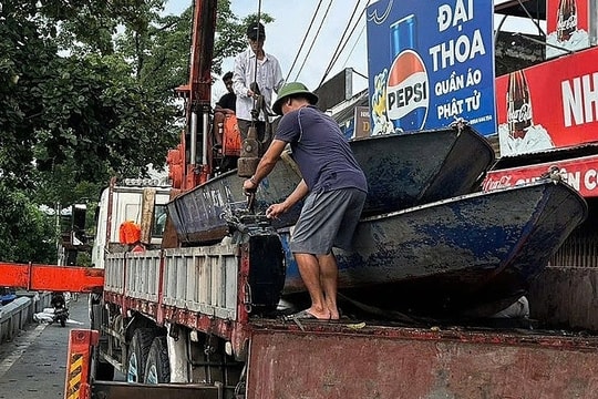 Thuyền du lịch chùa Hương tham gia cứu hộ vùng lũ lụt