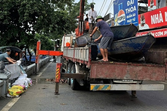 Huy động thuyền du lịch chùa Hương đi cứu hộ vùng lũ lụt