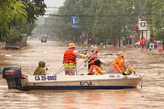 Người dân cưu mang nhau trong lũ