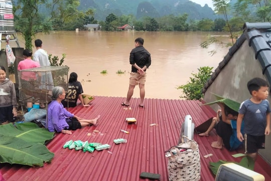 Dân Thái Nguyên trắng đêm cầm cự với lũ trên nóc nhà