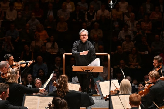 'Dàn nhạc London biểu diễn Quốc ca Việt Nam với tất cả sự kính trọng'