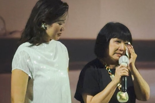 Cẩm Vân khóc khi con gái ra sản phẩm