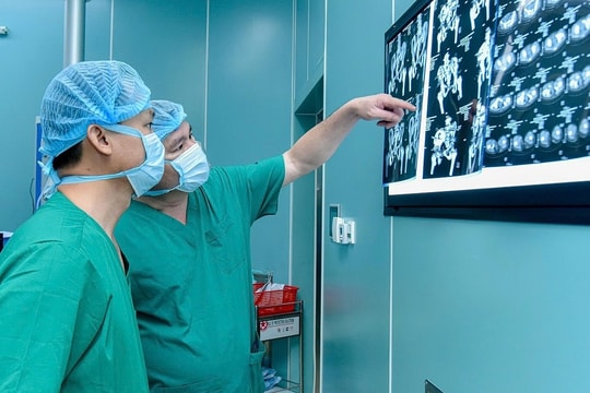 Giành sự sống cho cô gái bị xe container cán