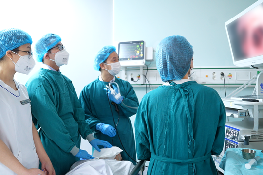 Hạt lạc mắc kẹt trong phổi cụ ông