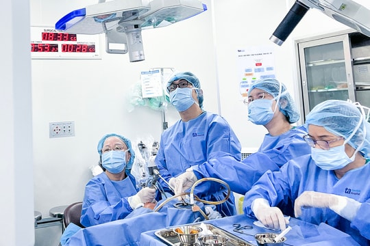 Từ Australia về Việt Nam chữa ung thư thanh quản