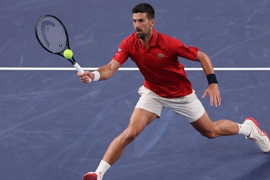 Djokovic chật vật vào tứ kết Thượng Hải Masters