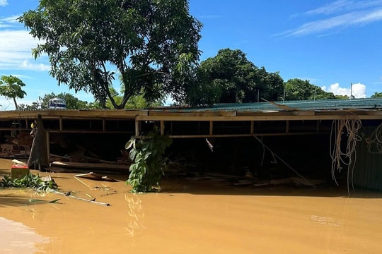 Lũ sông Cầu chạm đỉnh lịch sử, uy hiếp hệ thống đê