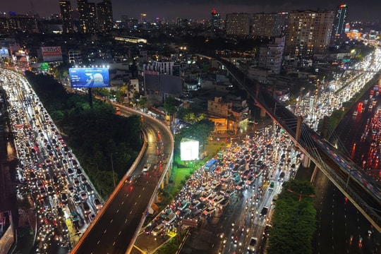 Giao thông rối loạn trong mưa ngập ở TP HCM