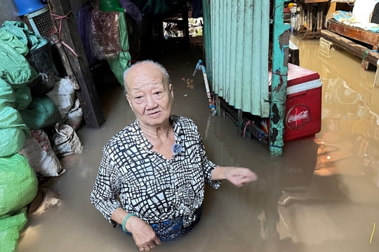 Cuộc sống đảo lộn trong triều cường ngập cả mét ở Cần Thơ