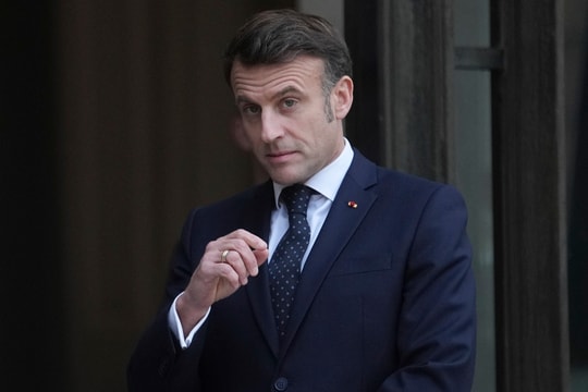 Tình thế ngày càng cô độc của ông Macron giữa bão chính trị