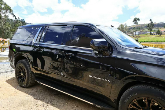 Hàng trăm người ném đá vào xe chở Tổng thống Ecuador