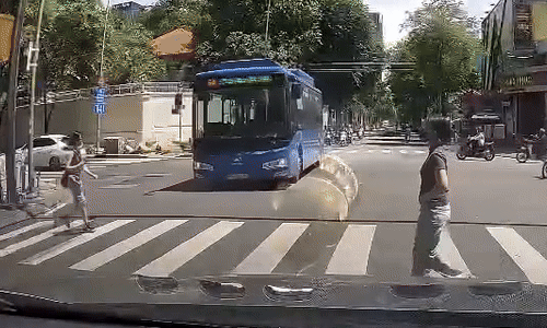 Xe buýt lao nhanh cướp đường của người đi bộ