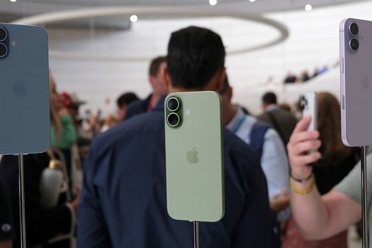 iPhone 17 bản tiêu chuẩn lần đầu 'cháy hàng'