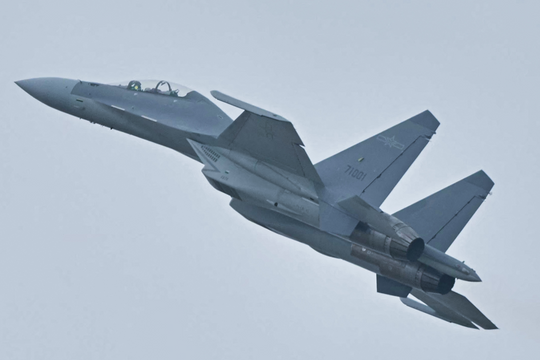 Phi công Trung Quốc khoe 'khóa cùng lúc hai tiêm kích tàng hình nước ngoài'