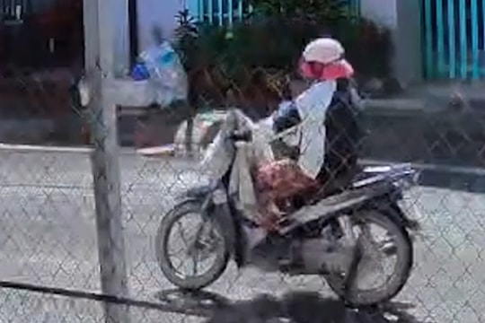 Người phụ nữ lừa 140 tờ vé số của bé trai