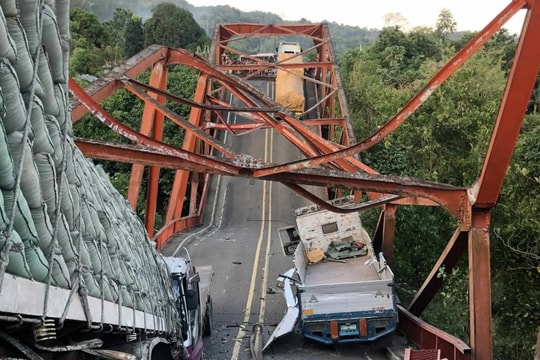 Cầu gãy sập khi bốn xe tải nặng cùng đi qua