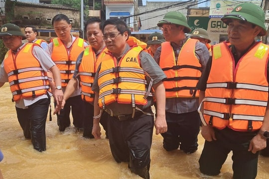 Thủ tướng thị sát vùng lũ Thái Nguyên