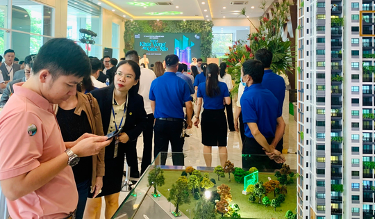 Chứng khoán chờ tin nâng hạng, siết cho vay mua nhà, hỗ trợ tới 20 triệu đồng chuyển đổi xe điện