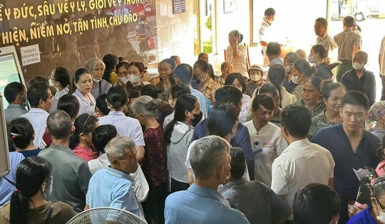 Bác sĩ Huế vượt hàng trăm cây số khám bệnh miễn phí cho người dân sau bão lũ