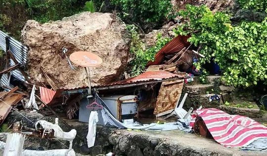 Tảng đá lớn đè bẹp ngôi nhà, 3 người trong một gia đình tử vong