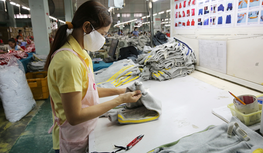 Dệt may, da giày tăng tốc khai thác "mỏ vàng sân nhà"