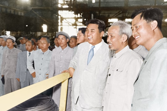 Ảnh hiếm các lần gặp giữa Chủ tịch Hồ Chí Minh và Chủ tịch Kim Nhật Thành