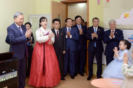 Tổng Bí thư thăm Trường mẫu giáo Kiêng Sang và lớp học mang tên Bác ở Triều Tiên