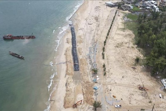 Huế: Gấp rút gia cố kè chống sạt lở bờ biển Thuận An