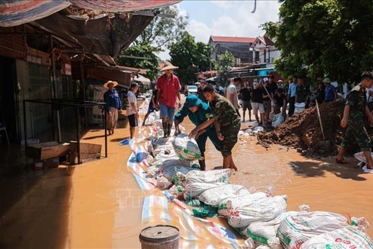 Nước sông Cầu cao trên báo động 3, hơn 2.400 hộ dân ở xã Trung Giã (Hà Nội) bị cô lập