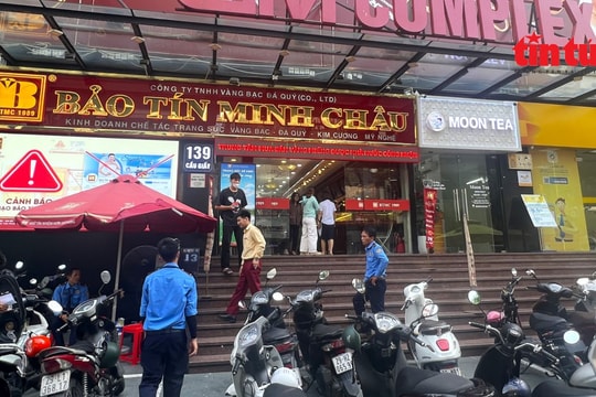 Vàng nhẫn, vàng miếng 'cháy hàng' dù giá ở đỉnh, người dân chuyển sang mua bạc