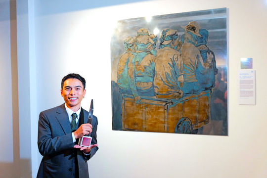 Nghệ thuật sơn mài và kỹ thuật ăn mòn trên hợp kim nhôm được đánh giá cao tại giải UOB Painting of the Year 2025