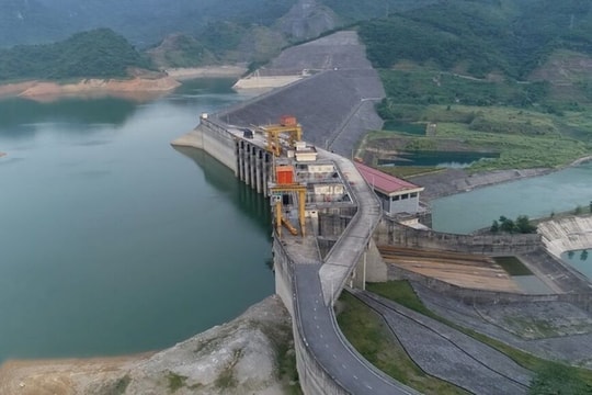 Mở thêm 1 cửa xả đáy hồ Tuyên Quang lúc 19 giờ