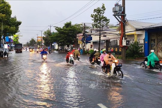 Triều cường ở Cần Thơ vượt báo động 3, mưa to khiến giao thông khó khăn