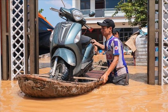 Hà Nội khẩn trương khắc phục sự cố nước tràn mặt đê hữu Cầu ở xã Đa Phúc
