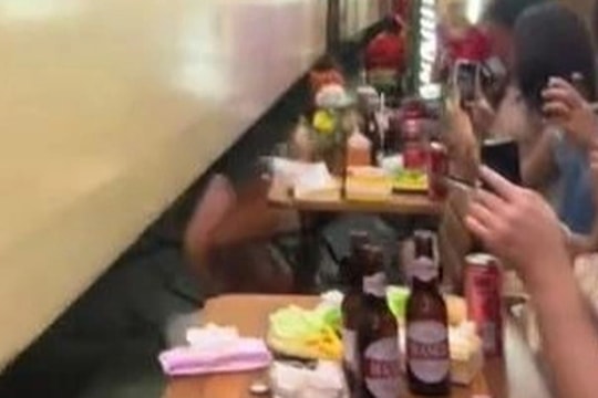 Khách Tây hú vía khi đoàn tàu hất văng bàn ghế ở phố đường tàu Hà Nội