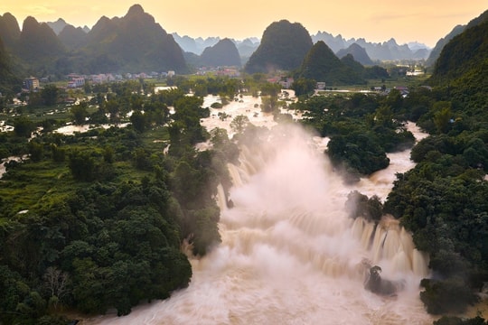 Thác Bản Giốc chảy xiết, đục ngầu