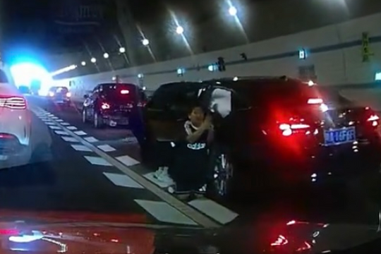 Bé trai 10 tuổi quỳ khóc giữa đường xin cứu mẹ