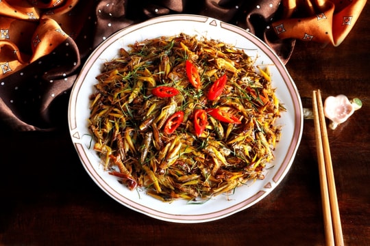 Châu chấu rang lá chanh theo lối xưa