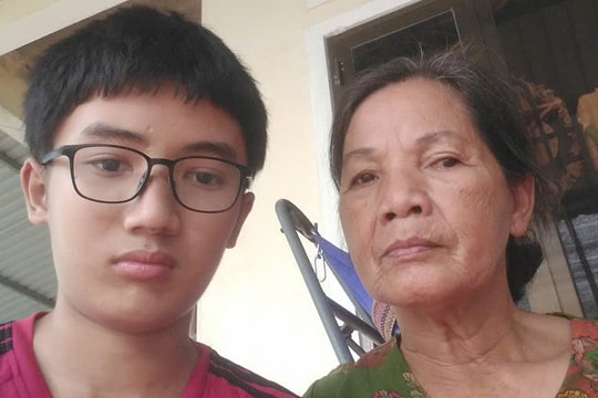 Cậu bé u não chăm bà ngoại liệt giường