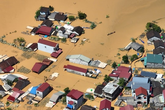 Người Lạng Sơn leo nóc nhà, vào hang tránh lũ