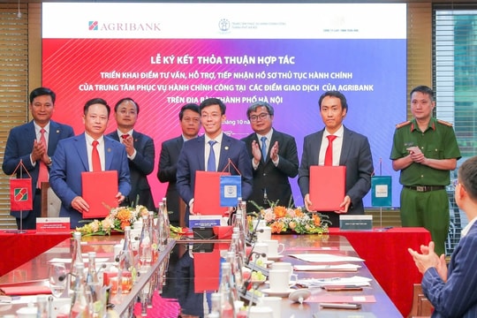 Agribank hỗ trợ người dân thực hiện dịch vụ công tại điểm giao dịch