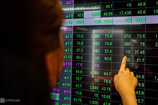 Chứng khoán vượt 1.700 điểm