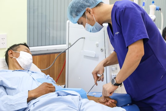 Viêm họng, cảm sốt thoáng qua có thể khởi đầu bệnh thận ở người trẻ