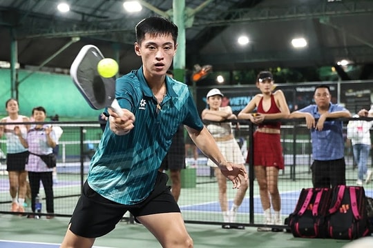 Quang Dương, Trương Vinh Hiển chia sẻ với đồng bào vùng lũ