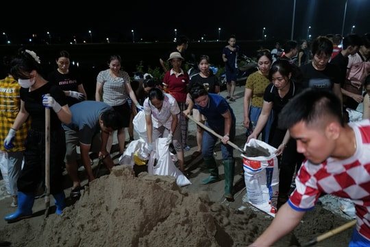 Cấp tập đắp đê ngăn lũ sông Cầu trong đêm